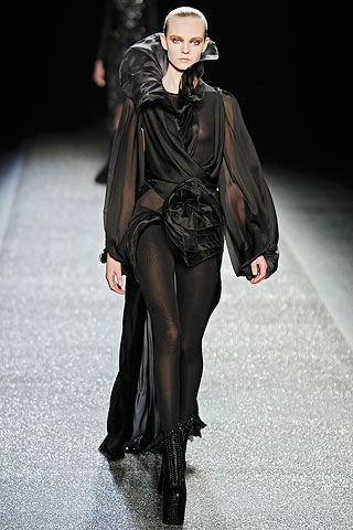 Vestido camison negro con volados vuelo Nina Ricci